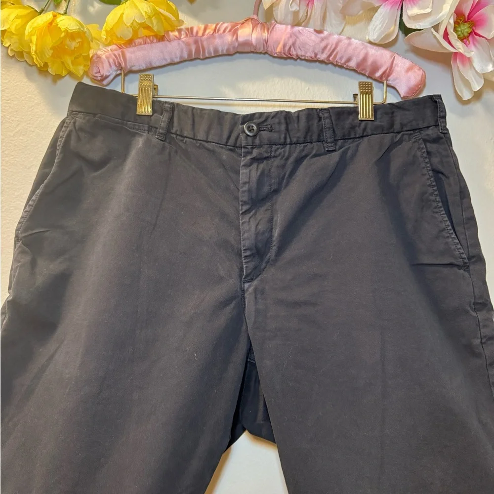 Uniqlo Black Flat Front Chino Shorts - Picture 2 of 9